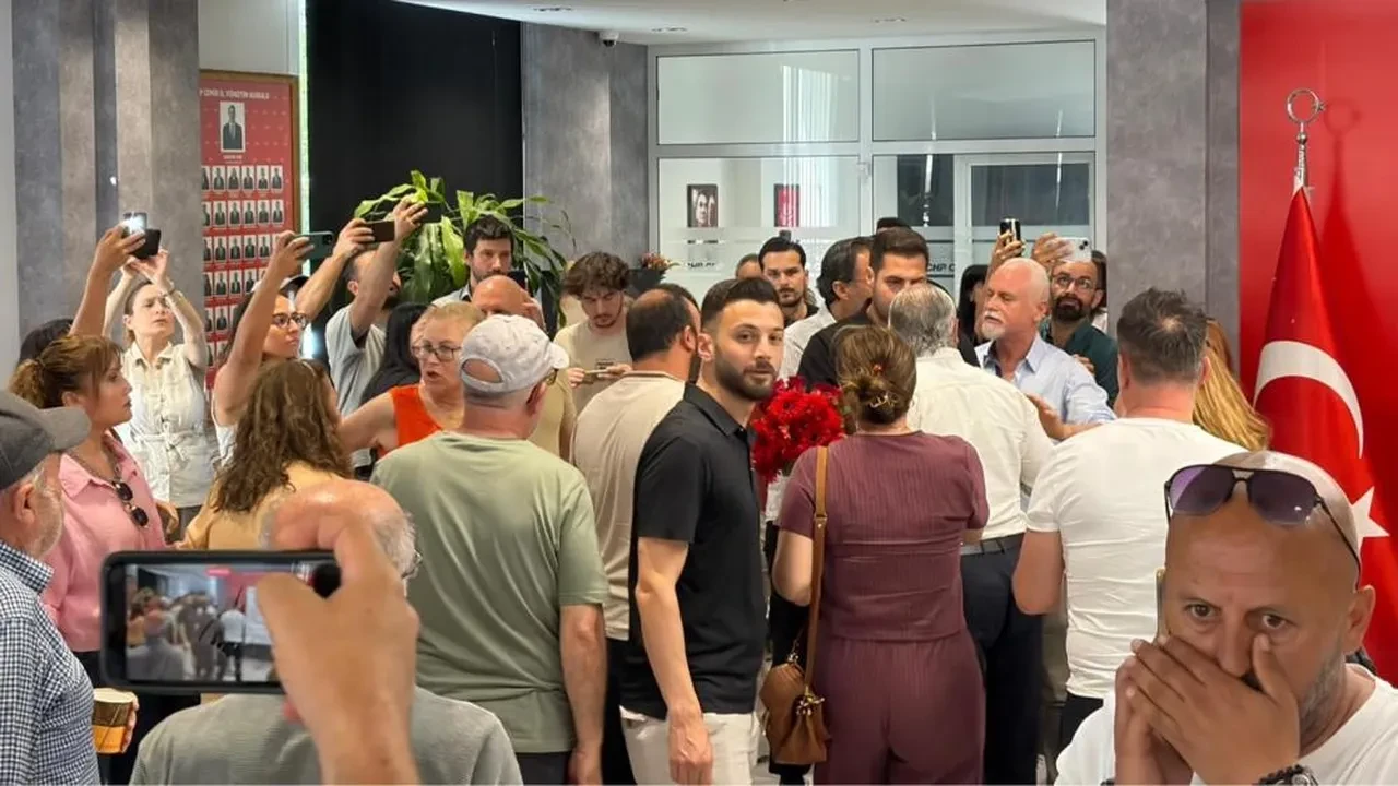 Koltuk krizi çiçek savaşlarına döndü: Utku Gümrükçü’nün karanfilleri CHP il binasına alınmadı!