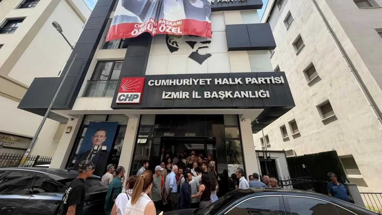 Koltuk krizi çiçek savaşlarına döndü: Utku Gümrükçü’nün karanfilleri CHP il binasına alınmadı!