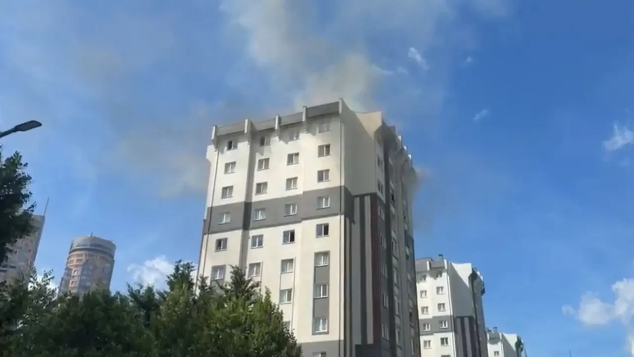 Küçükçekmece'de yangın! 11 katlı binada vatandaşlar mahsur kaldı, 10 kişi hastaneye kaldırıldı