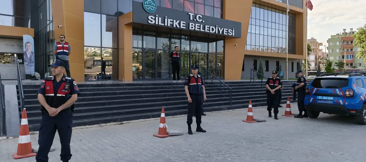 Mersin Silifke Belediyesi'ne operasyon! Belediye Başkanı Mustafa Turgut gözaltına alındı