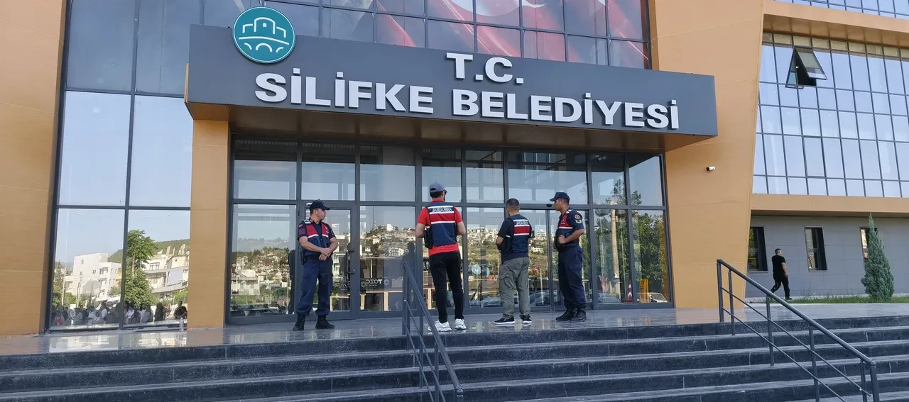 Mersin Silifke Belediyesi'ne operasyon! Belediye Başkanı Mustafa Turgut gözaltına alındı