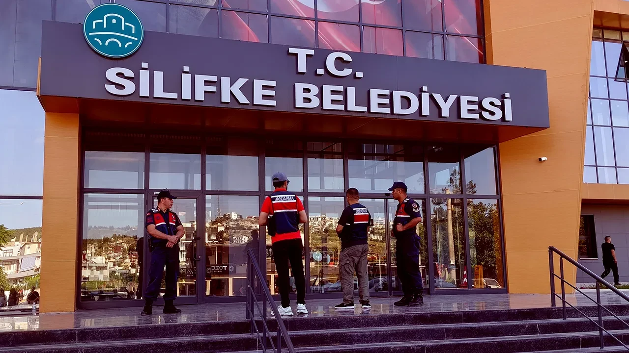 Mersin Silifke Belediyesi'ne operasyon! Belediye Başkanı Mustafa Turgut gözaltına alındı 