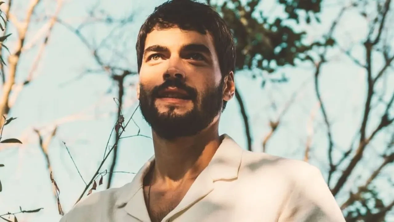 Akın Akınözü dev bütçeli yeni dizi Aşk ve Taht dizisinin başrolü mü oldu? Akın Akınözü'nün Aşk ve Taht dizisindeki rolü ne?