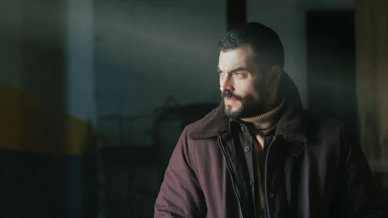 Akın Akınözü dev bütçeli yeni dizi Aşk ve Taht dizisinin başrolü mü oldu? Akın Akınözü'nün Aşk ve Taht dizisindeki rolü ne?