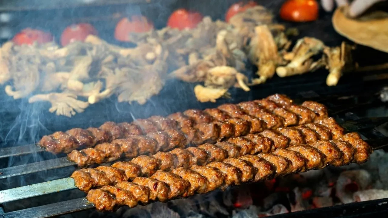 Akşama ne yemek var? derdine son! Güneydoğu mutfağının vazgeçilmez kebabı artık fırında