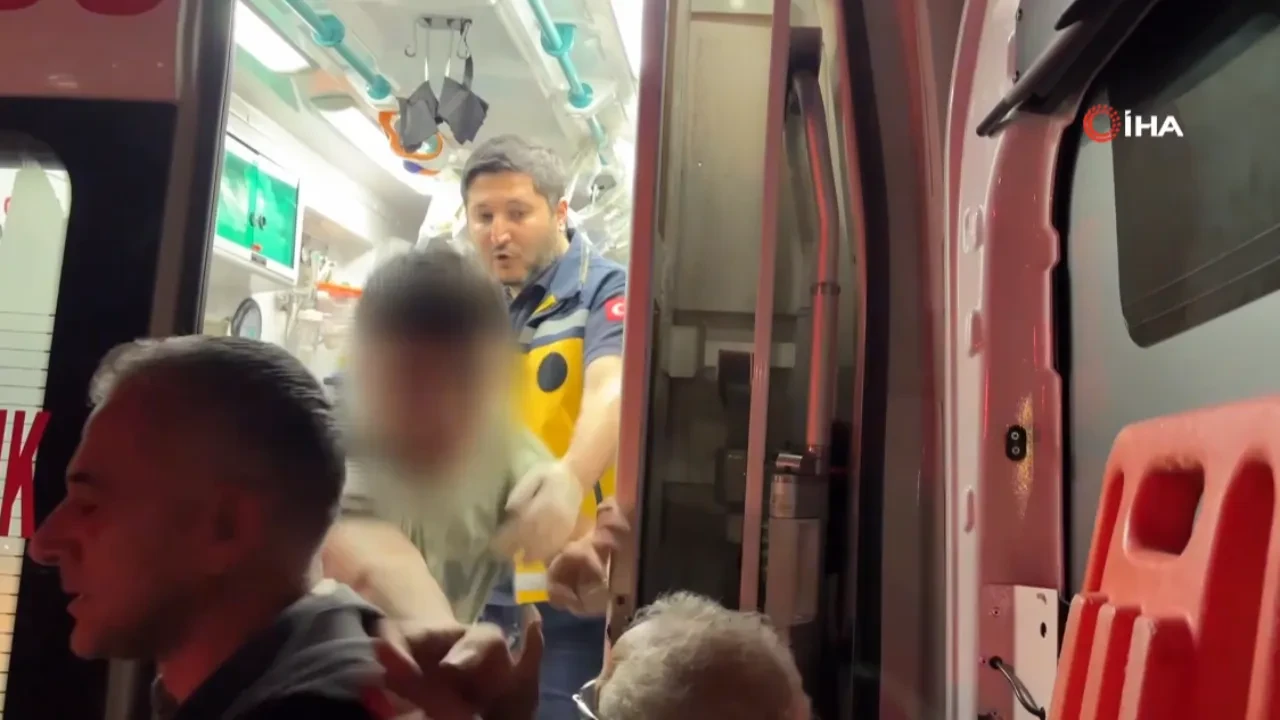 Ambulanstan fırlayıp, gazeteciye saldırdı: İntihardan vazgeçirilen genç biber gazıyla yakalandı