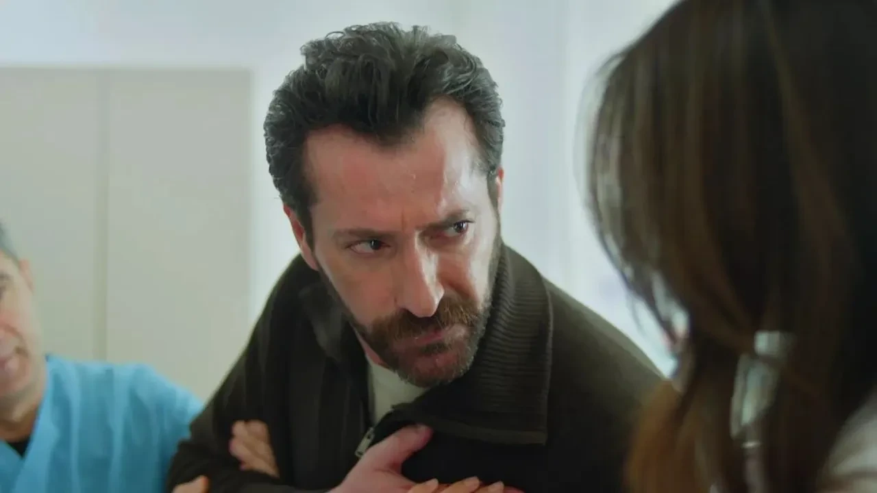 Burç Kümbetlioğlu, Uzak Şehir dizisinden ayrılığıyla ilgili ilk kez konuştu! Kümbetlioğlu Kuzey Gezer ile poz verdi!