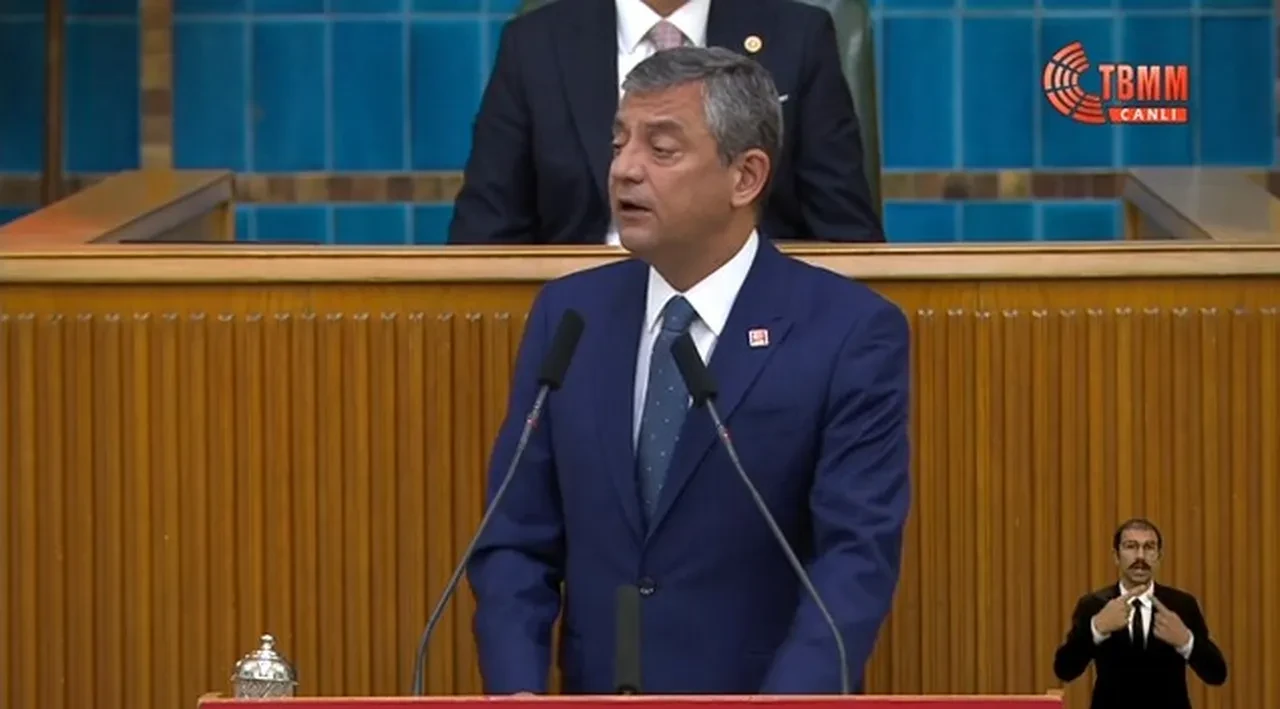 CHP'de 'grup toplantısı' bilmecesi son buldu! Özgür Özel kürsüye çıktı
