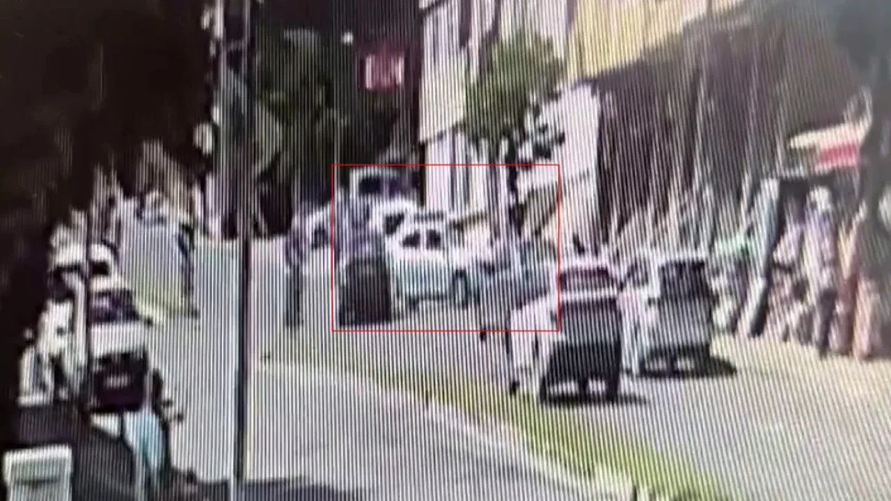 Ehliyetsiz sürücünün kullandığı araç durağa daldı! 1 kişinin ağır yaralandığı kaza kamerada