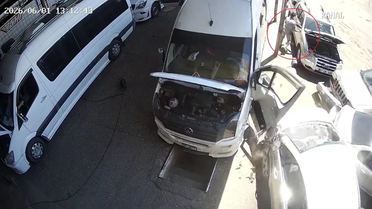 Gaz pedalı takılı kalan araç ortalığı savaş alanına çevirdi
