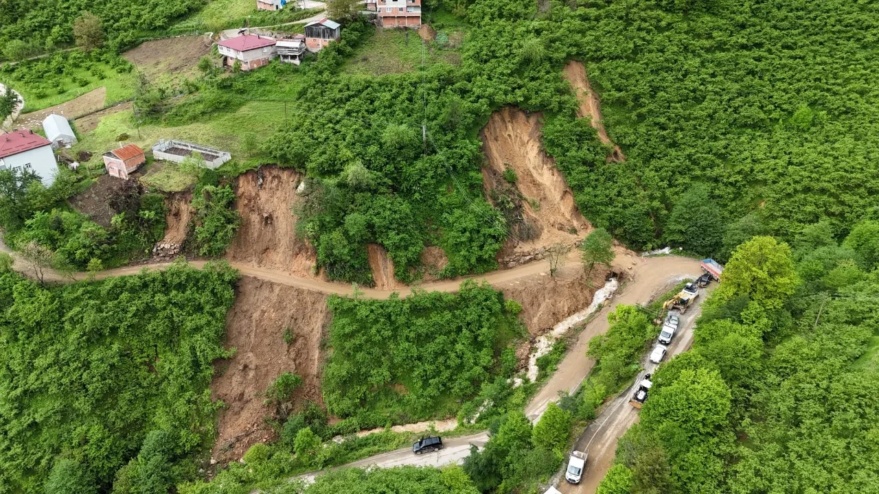 Giresun’da heyelan anı kamerada! Bulancak’ta 33 konut tahliye edildi