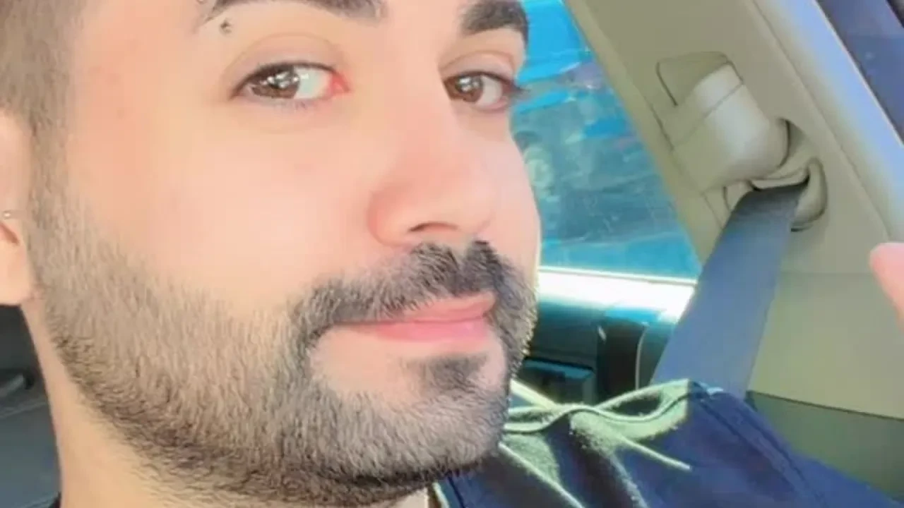 Kadir Ezildi karnındaki yağları aldırdı! Eşi Gamze Ezildi başından ayrılmadı!
