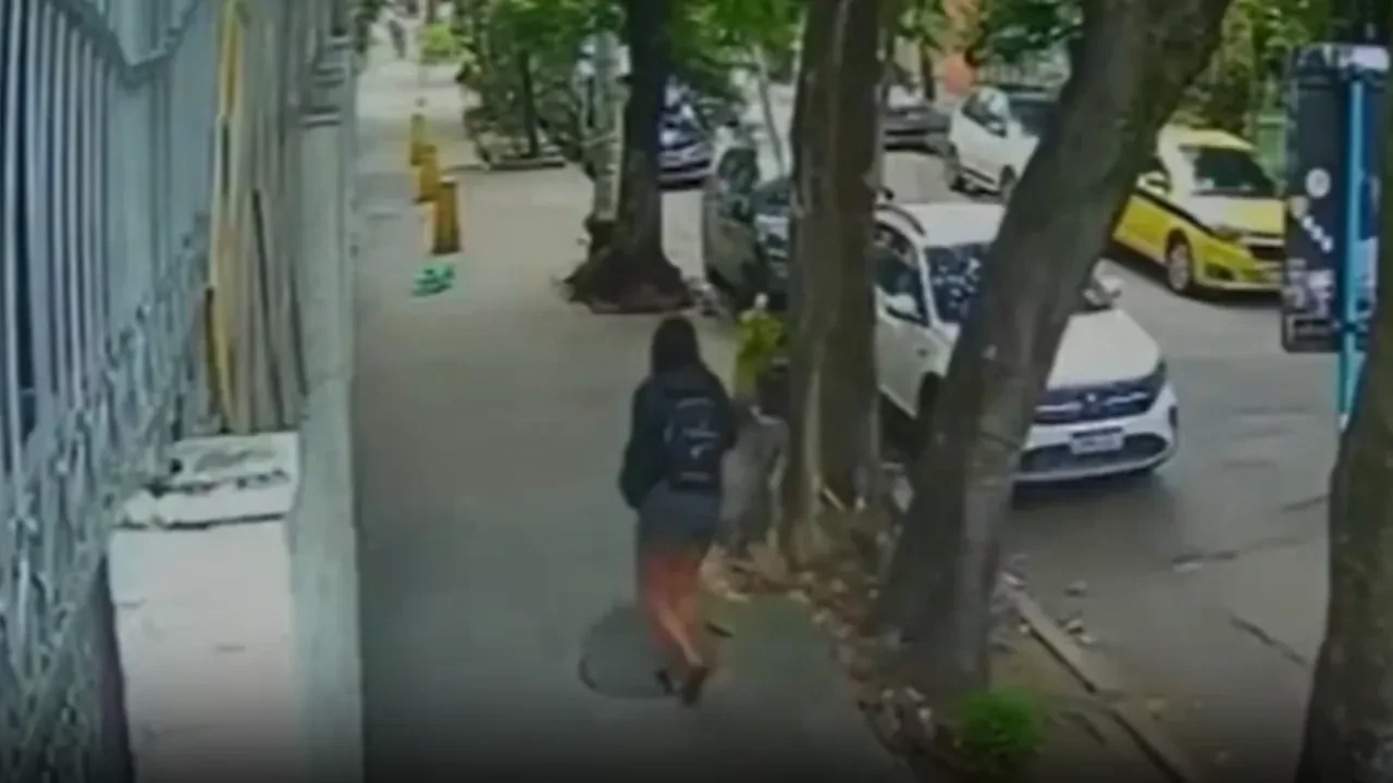 Kamera kaydı olmasa kimsenin inanmayacağı olay: Rögara düştü üstüne kapak kapandı