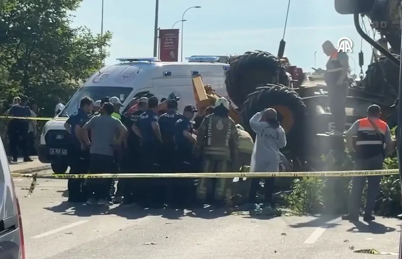 Küçükçekmece'de çekicinin taşıdığı iş makinesi şoförün üzerine devrildi! Bir anlık hatası canından etti
