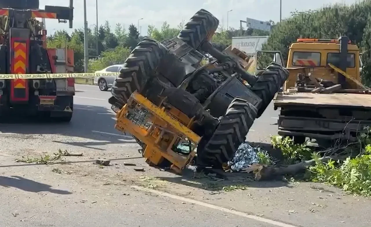 Küçükçekmece'de çekicinin taşıdığı iş makinesi şoförün üzerine devrildi! Bir anlık hatası canından etti