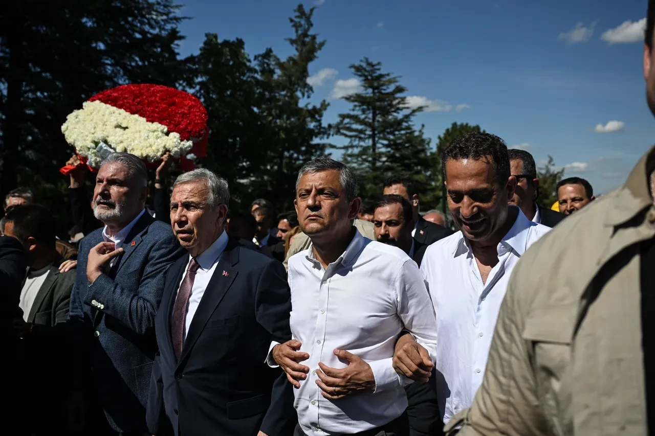 Özgür Özel, ABD dergisine yazdı! Yine şikayet etti: "Türkiye'de demokrasi krizi var"