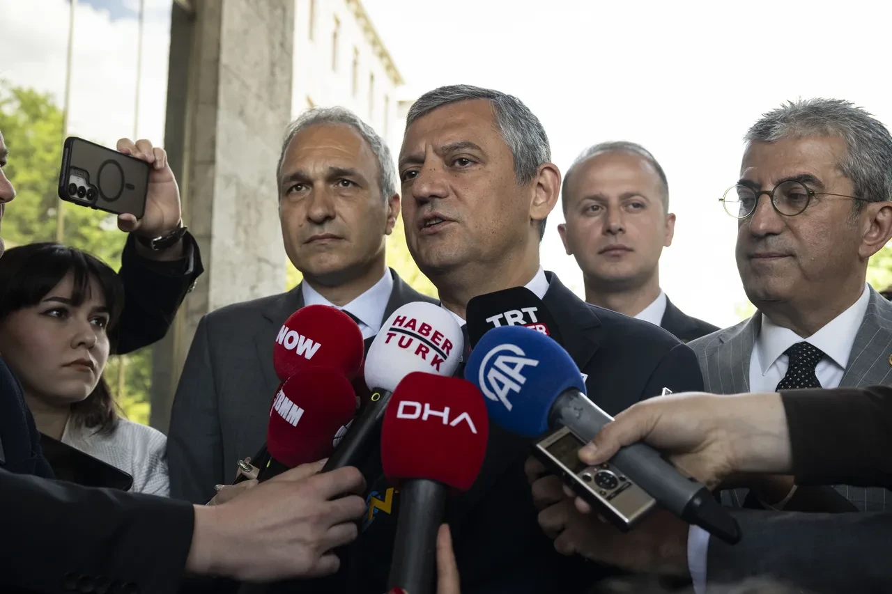 Özgür Özel, ABD dergisine yazdı! Yine şikayet etti: "Türkiye'de demokrasi krizi var"