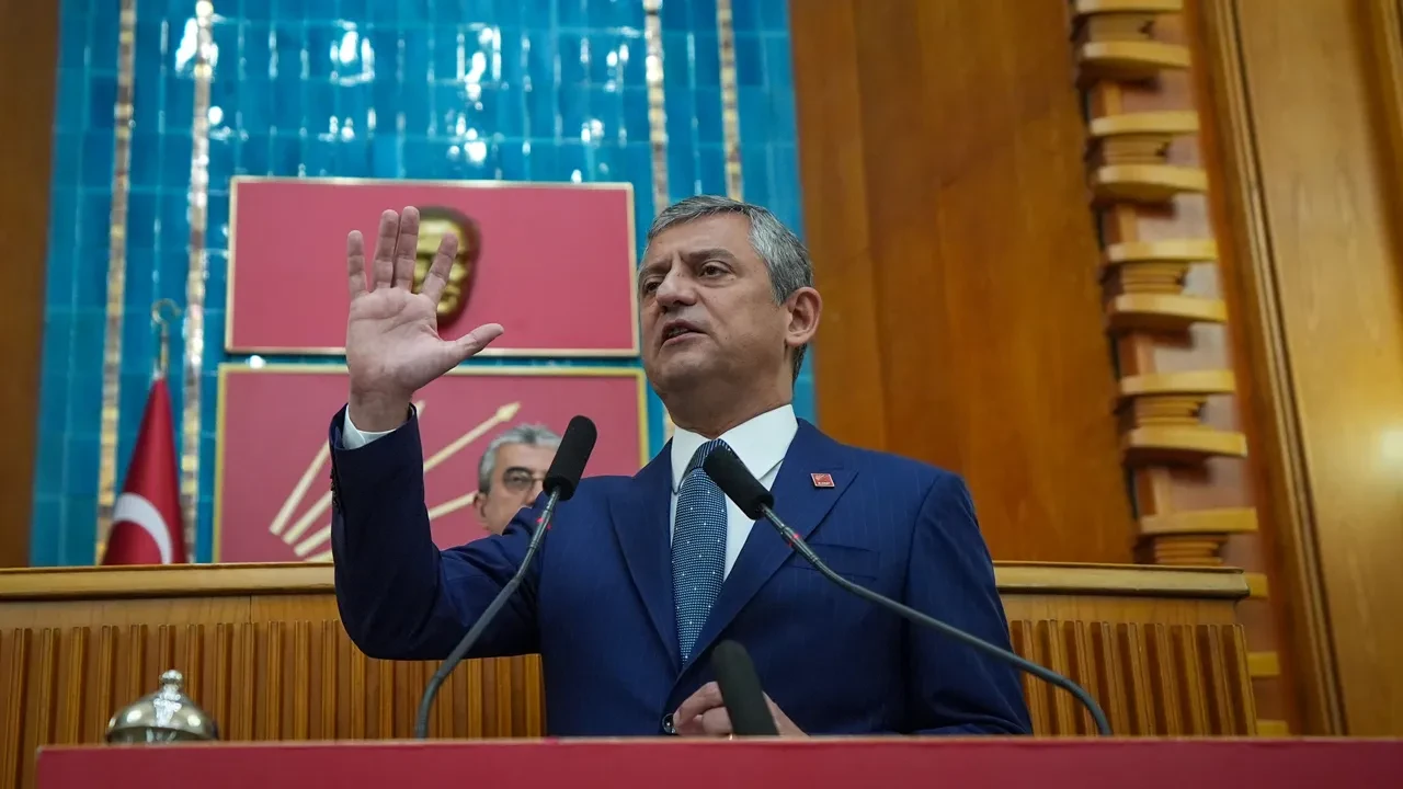 Özgür Özel yine TGRT'yi hedef alıp Atakan Sönmez'e çok çirkin sözler sarf etti! Gürkan Hacır Zübük tanımı yaparak ders verdi