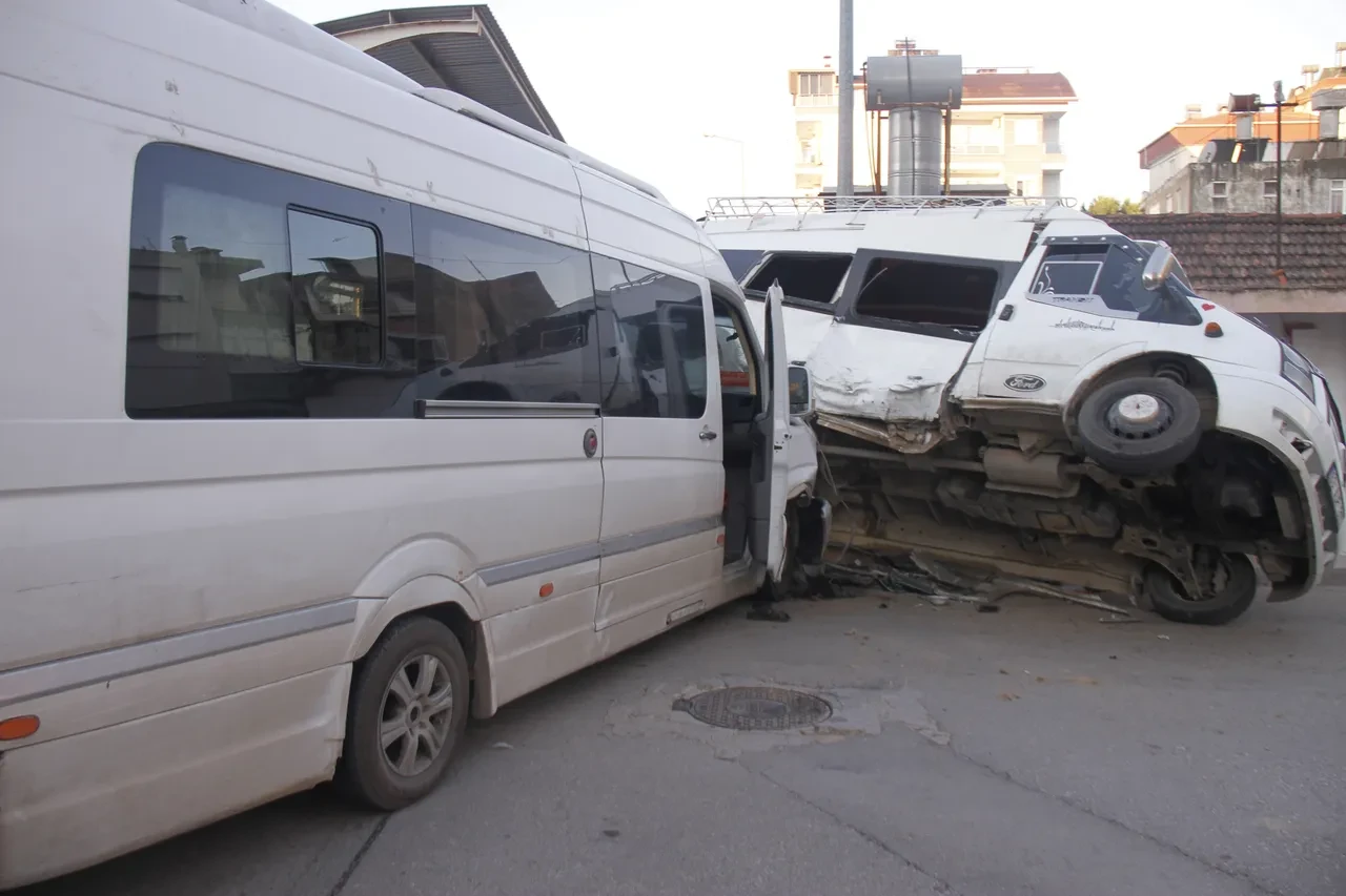 Tarım işçilerini taşıyan minibüsler kaza yaptı! Çok sayıda işçi yaralandı