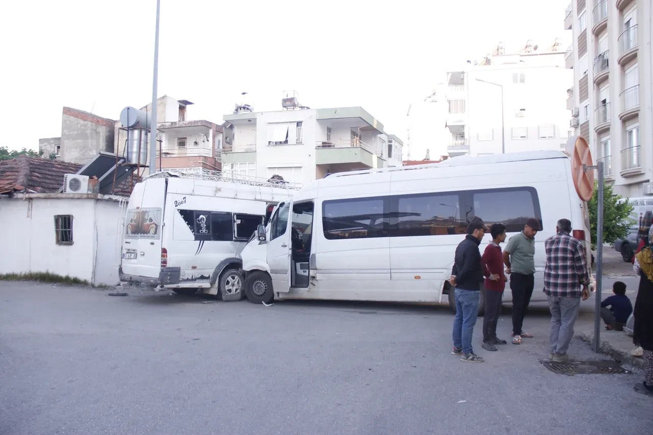 Tarım işçilerini taşıyan minibüsler kaza yaptı! Çok sayıda işçi yaralandı