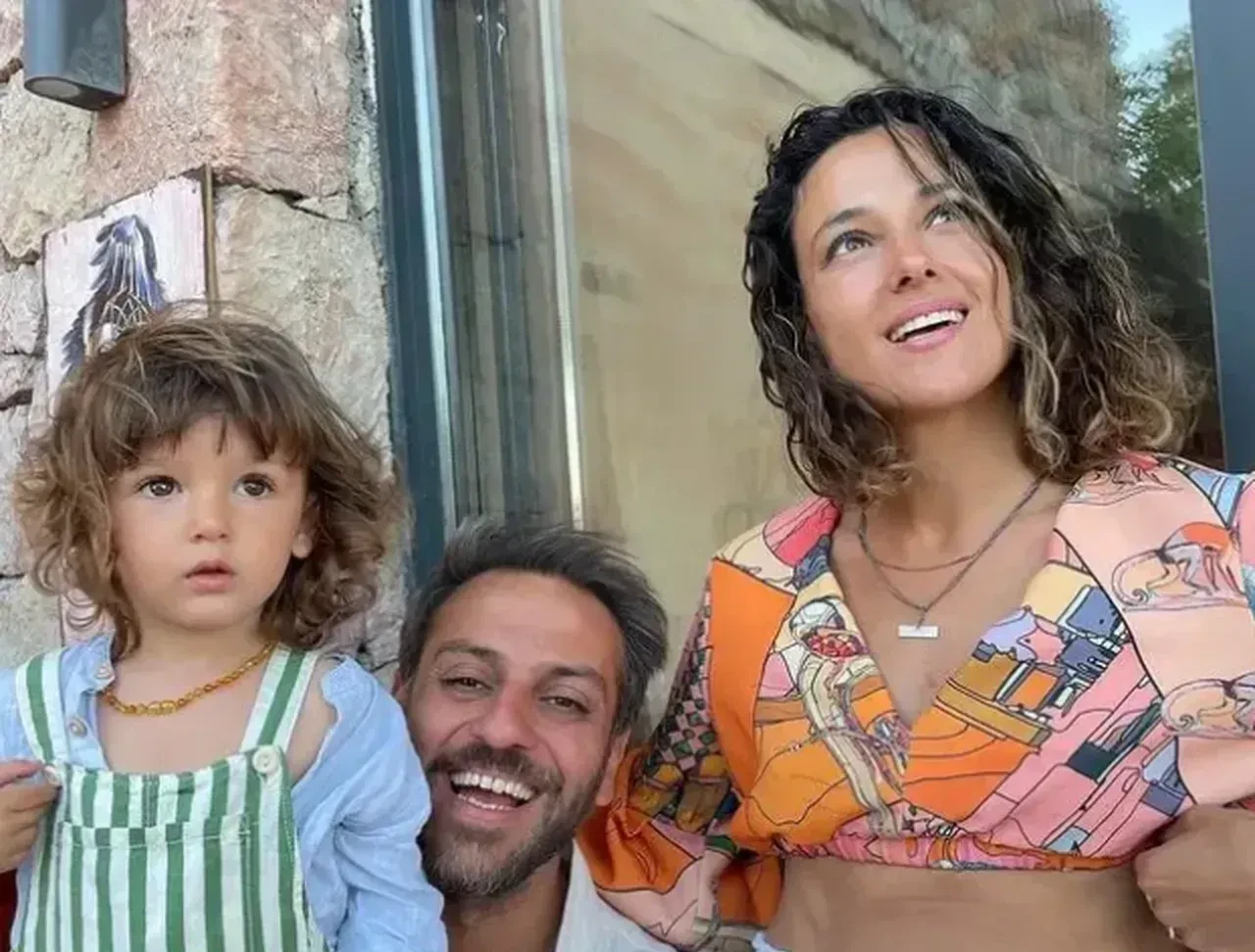8 yıllık evlilikleri biten Cansu Tosun ve Erkan Kolçak Köstendil yeniden bir arada! Aile boyu poz