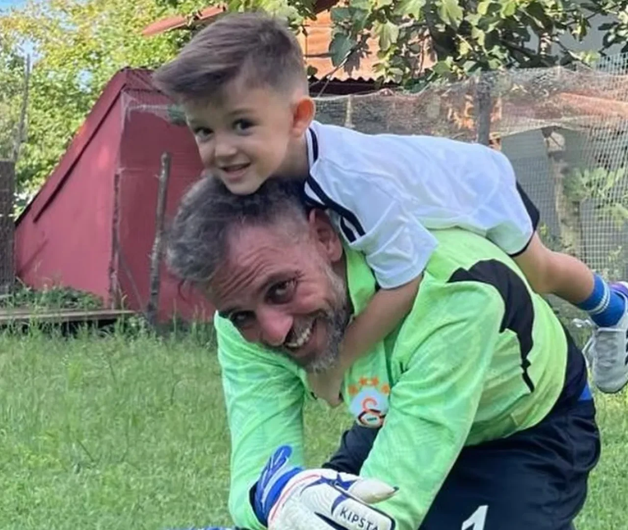 8 yıllık evlilikleri biten Cansu Tosun ve Erkan Kolçak Köstendil yeniden bir arada! Aile boyu poz