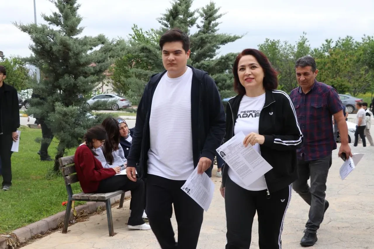 Annesi oğluna rakip çıktı! Biri üçüncü üniversite, diğeri mühendislik için ter döktü