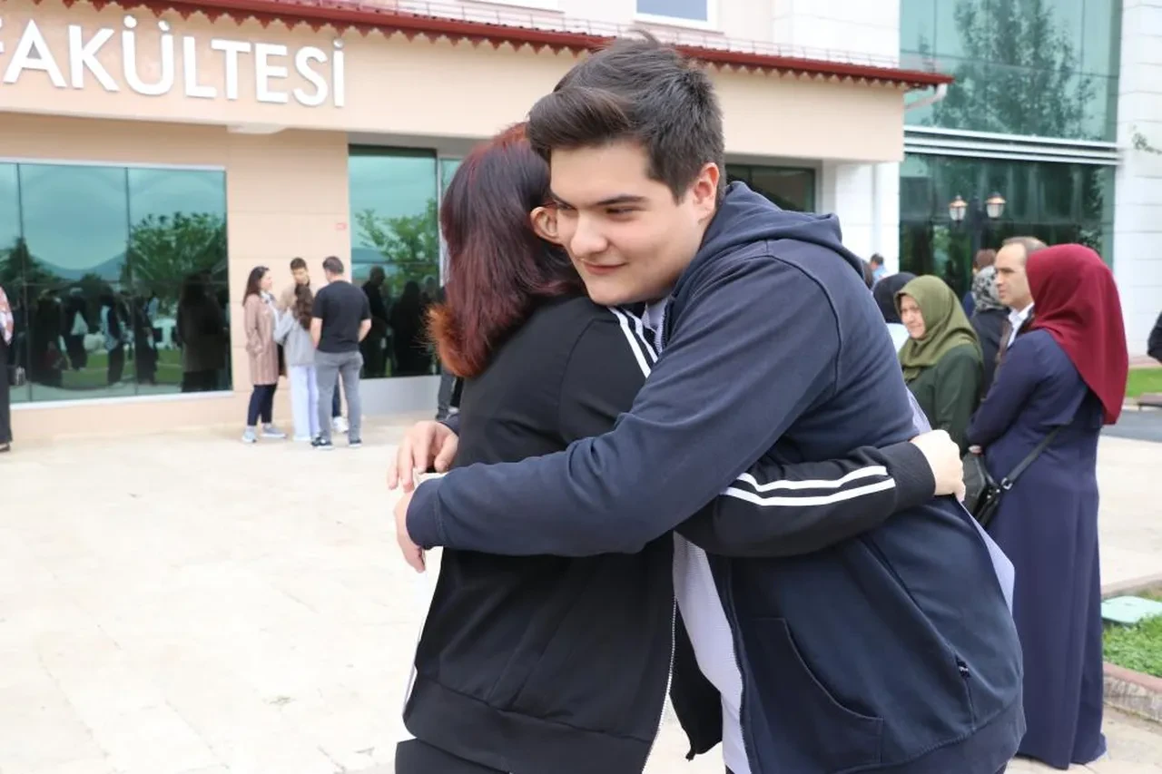 Annesi oğluna rakip çıktı! Biri üçüncü üniversite, diğeri mühendislik için ter döktü