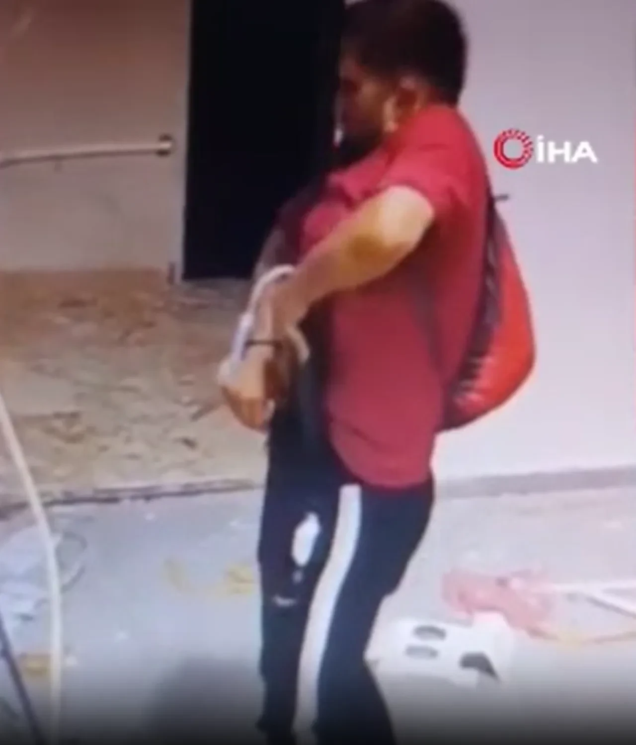 Arnavutköy’de pes dedirten hırsızlık: İlk gün ATV’yle, ertesi gün pantolonun içine koyduğu laptopla kayıplara karıştı