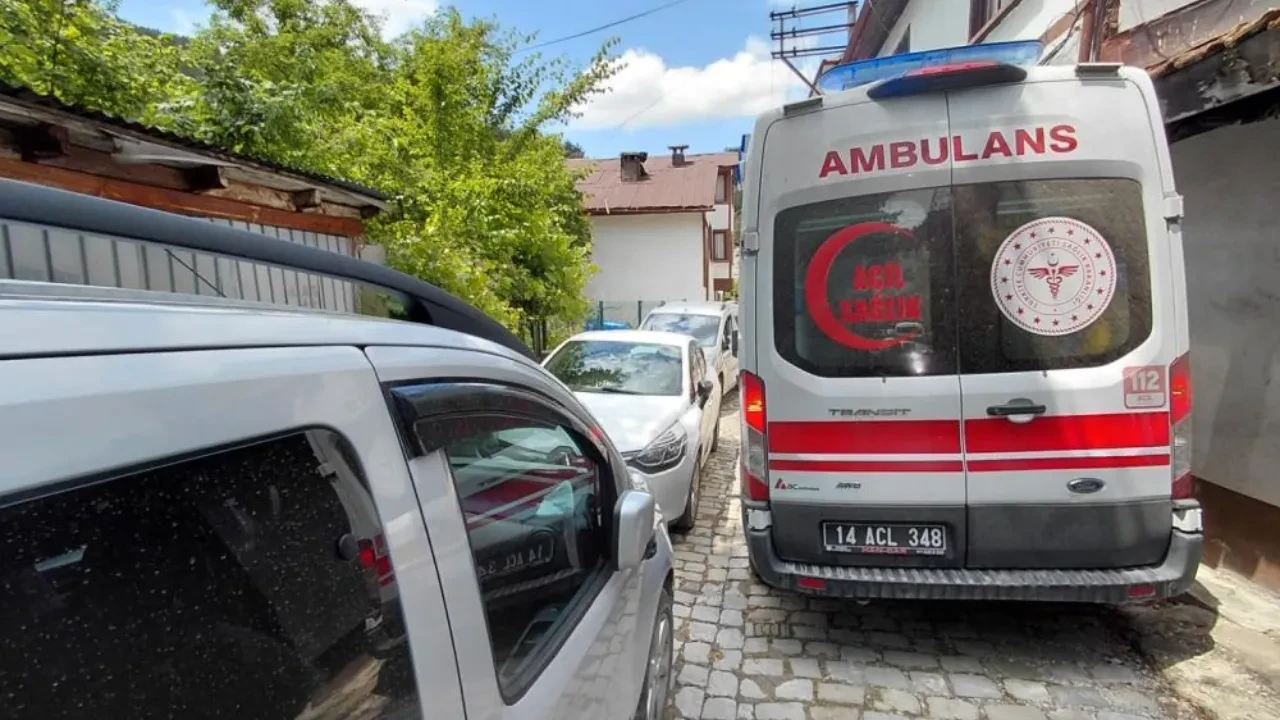 Bolu'da hatalı park yüzünden ambulans sokağa giremedi! Sağlık ekipleri hastaya yürüyerek ulaştı