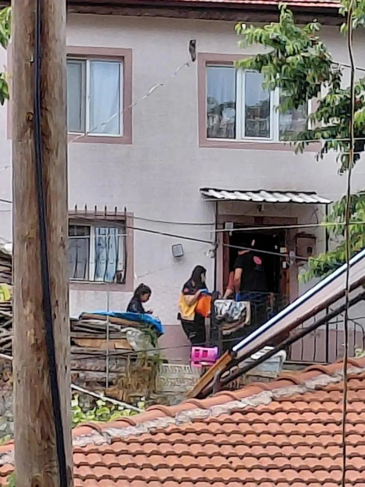 Bolu'da hatalı park yüzünden ambulans sokağa giremedi! Sağlık ekipleri hastaya yürüyerek ulaştı