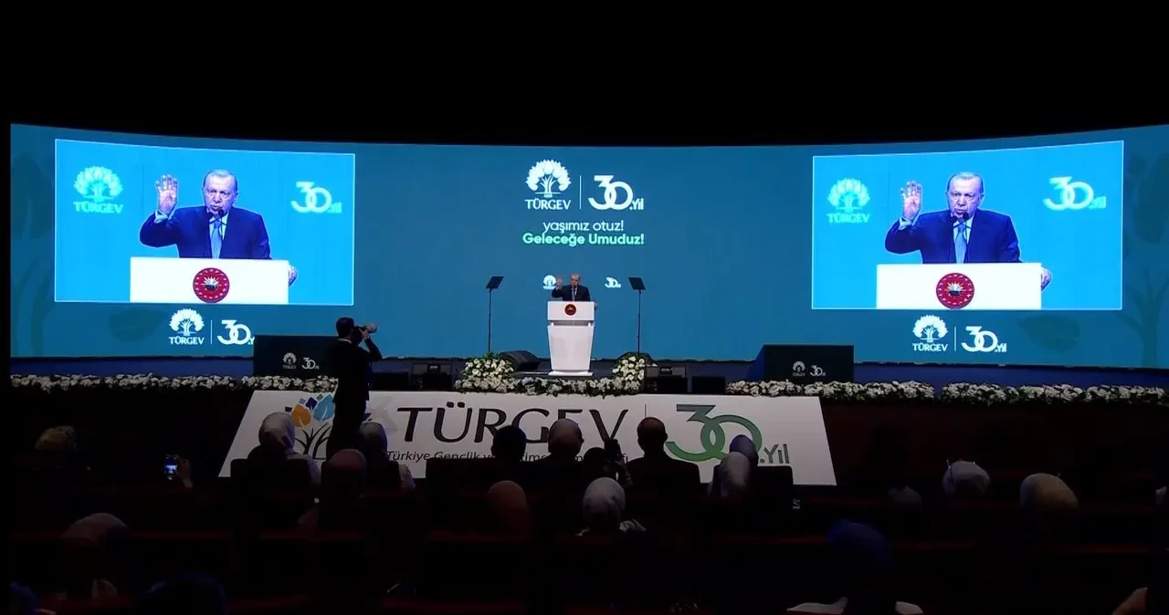 Cumhurbaşkanı Erdoğan'dan TÜRGEV'i hedef alan CHP'ye tepki: 'Gençlerimizi meze yaptırmayacağız'