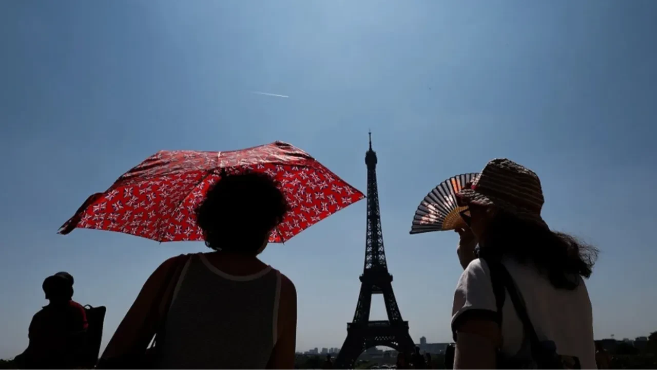 Fransa’da çifte doğa felaketi: 58 vilayette kavurucu sıcak alarmı, Paris’te fırtına kabusu