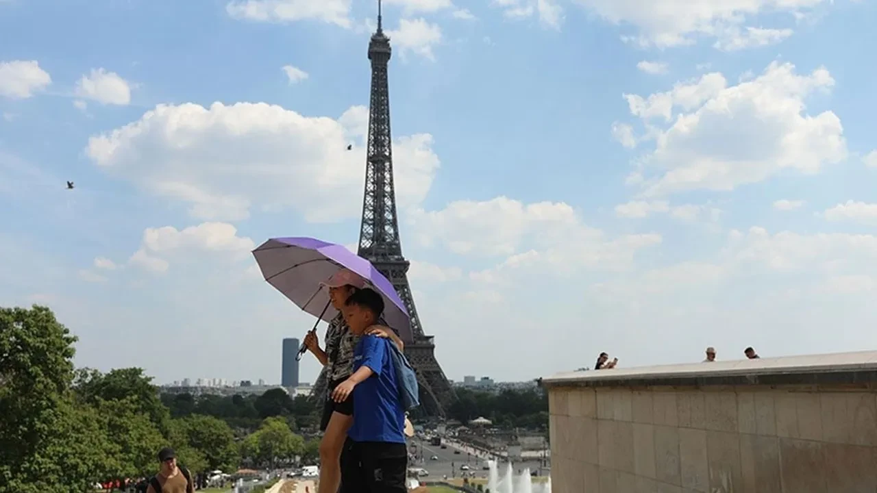 Fransa’da çifte doğa felaketi: 58 vilayette kavurucu sıcak alarmı, Paris’te fırtına kabusu