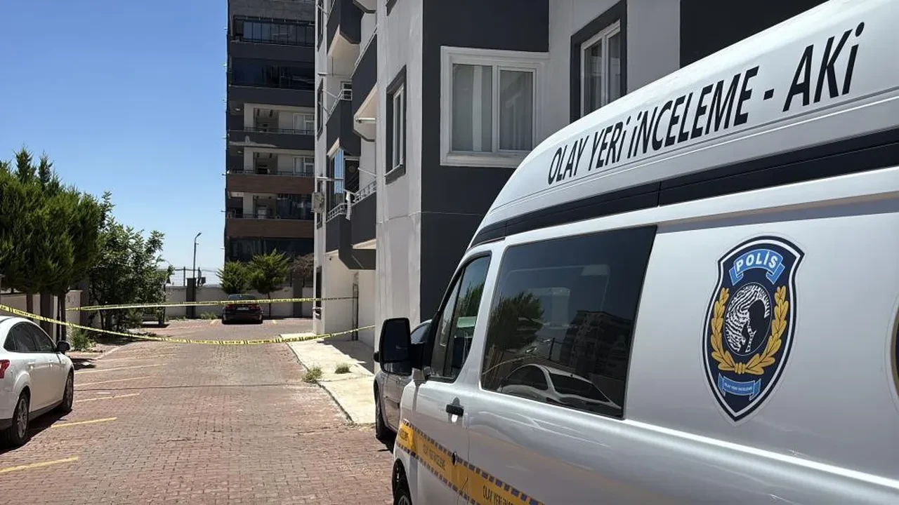 Gaziantep'te bir kadın 4 yaşındaki oğlunu kucağına alıp 8. kattan atladı