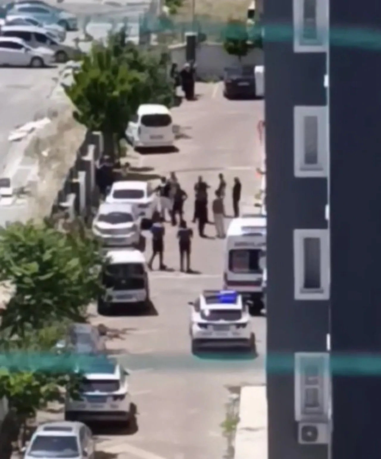 Gaziantep'te bir kadın 4 yaşındaki oğlunu kucağına alıp 8. kattan atladı