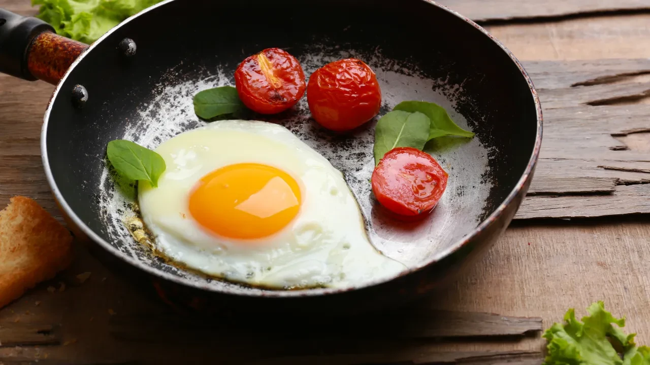 Hafta sonu kahvaltılarında ekmek banıp banıp yiyeceksiniz! Tavada yumurtayı gelin bu tarifle yapalım