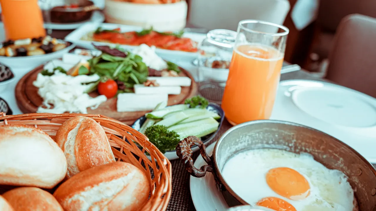 Hafta sonu kahvaltılarında ekmek banıp banıp yiyeceksiniz! Tavada yumurtayı gelin bu tarifle yapalım