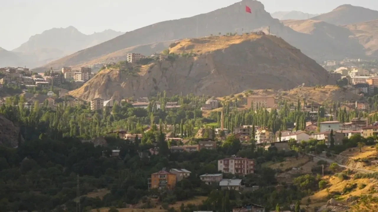 Hakkari’de tarihi toplu açılış: Bakan Uraloğlu 'Girilmez denilen vadilerde tüneller açılıyor' diyerek dev yatırımları hizmete sundu