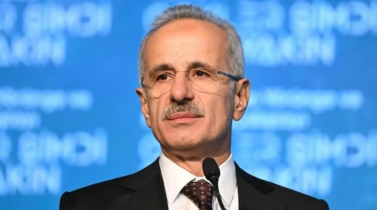 Hakkari’de tarihi toplu açılış: Bakan Uraloğlu 'Girilmez denilen vadilerde tüneller açılıyor' diyerek dev yatırımları hizmete sundu