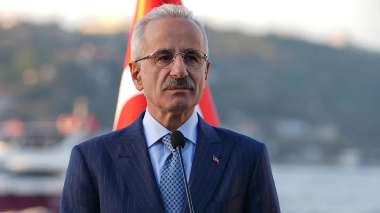 Hakkari’de tarihi toplu açılış: Bakan Uraloğlu 'Girilmez denilen vadilerde tüneller açılıyor' diyerek dev yatırımları hizmete sundu