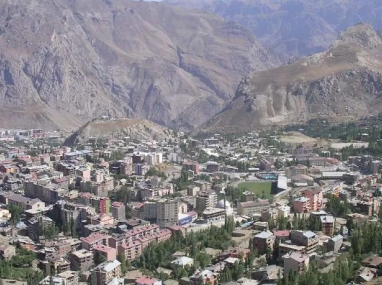 Hakkari’de tarihi toplu açılış: Bakan Uraloğlu 'Girilmez denilen vadilerde tüneller açılıyor' diyerek dev yatırımları hizmete sundu