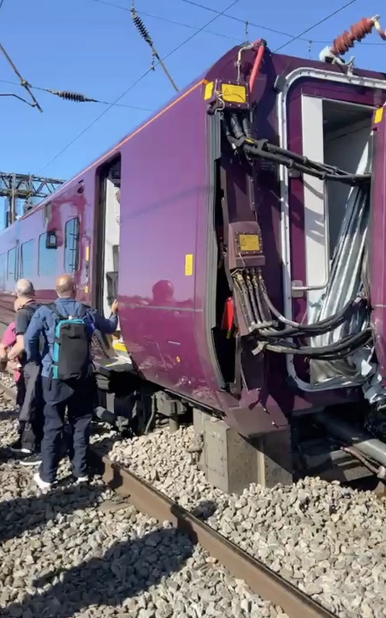 İngiltere'de iki yolcu treni çarpıştı: Ölü ve yaralılar var