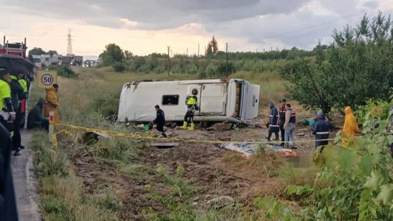 Isparta'da tur minibüsü şarampole yuvarlandı: 4 ölü, 16 yaralı