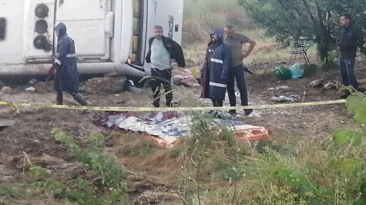 Isparta'da tur minibüsü şarampole yuvarlandı: 4 ölü, 16 yaralı