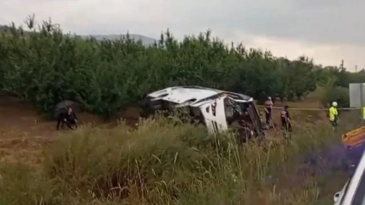 Isparta'da tur minibüsü şarampole yuvarlandı: 4 ölü, 16 yaralı