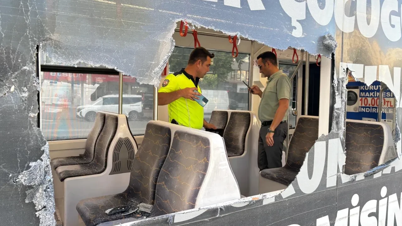 Kayseri'de alkollü sürücü dehşeti: Kopan parçalar tramvaya geldi, yaralılar var