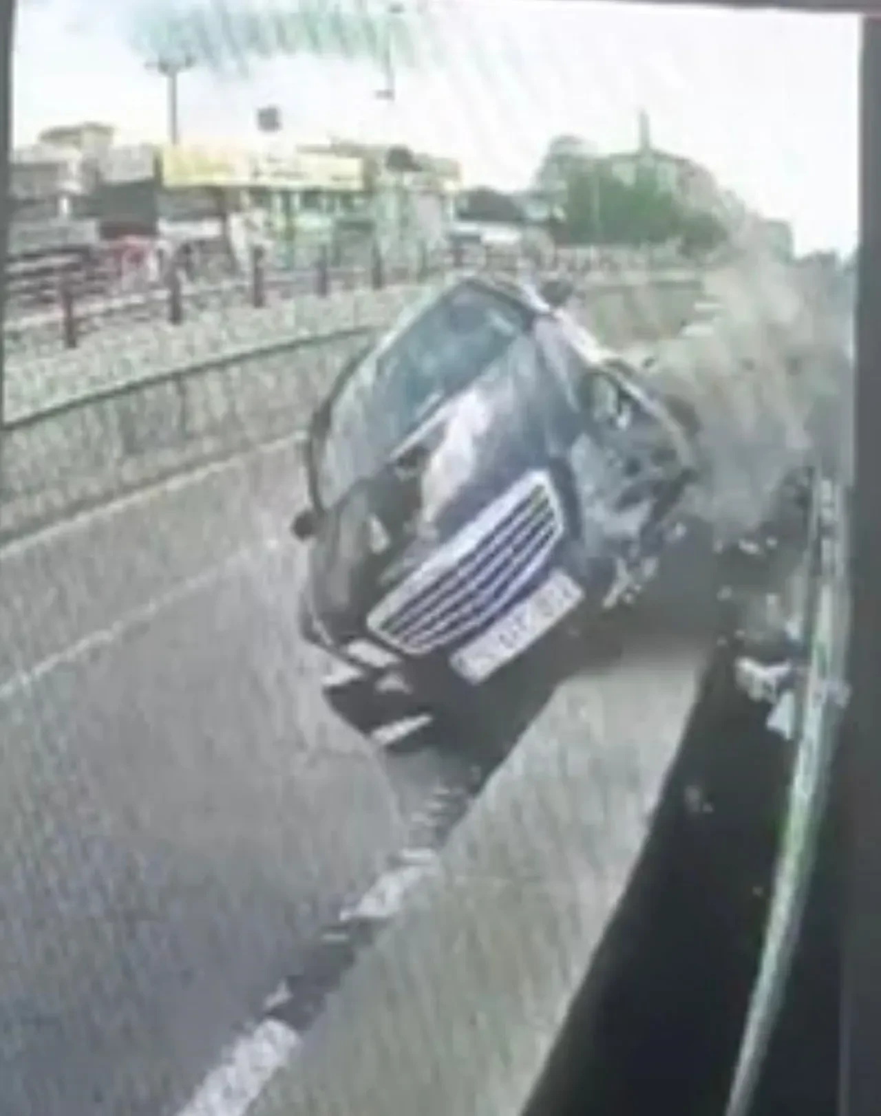 Kayseri'de alkollü sürücü dehşeti: Kopan parçalar tramvaya geldi, yaralılar var