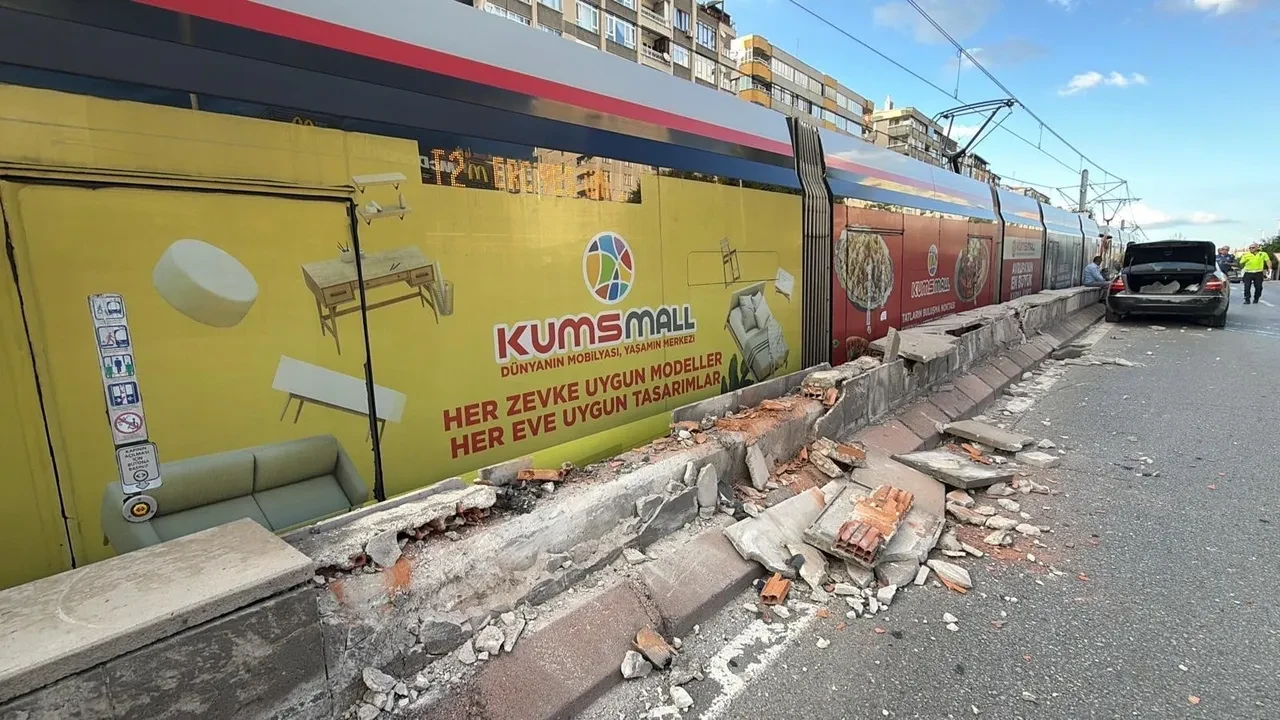 Kayseri'de alkollü sürücü dehşeti: Kopan parçalar tramvaya geldi, yaralılar var