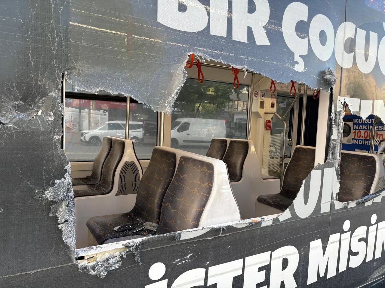 Kayseri'de alkollü sürücü dehşeti: Kopan parçalar tramvaya geldi, yaralılar var